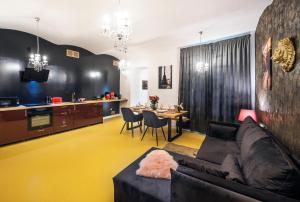 uma sala de estar com um sofá e uma mesa em Silvie Apartments - Blažejský em Olomouc