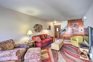 un soggiorno con divano e TV di Grand Junction Golf Course Condo with Balconies a Grand Junction