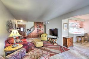 un soggiorno con divano e TV di Grand Junction Golf Course Condo with Balconies a Grand Junction