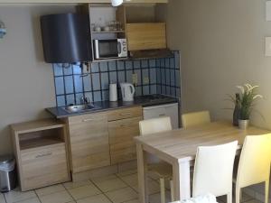 A kitchen or kitchenette at Condo Gardens Leuven - Budget Studio Twin