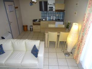 A kitchen or kitchenette at Condo Gardens Leuven - Budget Studio Twin