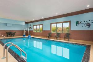 A piscina localizada em Howard Johnson by Wyndham Waterloo/Cedar Falls ou nos arredores