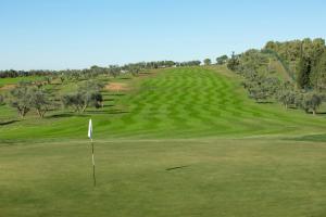 uma vista do nono campo de golfe em Riva Toscana Golf Resort & SPA em Follonica