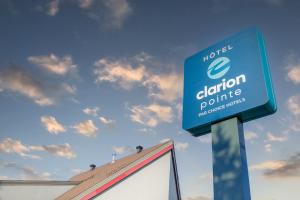 un panneau indiquant une station-service en clapton au-dessus d'un bâtiment dans l'établissement Clarion Pointe Quebec Airport, à Québec