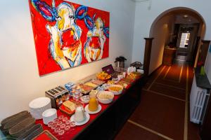 een buffet tafel met eten en een schilderij aan de muur bij Hotel Bla Bla in Brugge