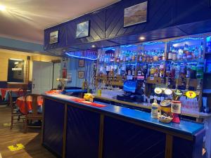 een bar met veel flessen alcohol bij Richmond House Hotel in Fort Augustus