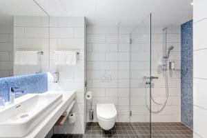 Un baño de Holiday Inn Express - Berlin - Alexanderplatz, an IHG Hotel