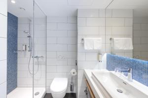 Un baño de Holiday Inn Express - Berlin - Alexanderplatz, an IHG Hotel