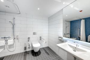 Un baño de Holiday Inn Express - Berlin - Alexanderplatz, an IHG Hotel