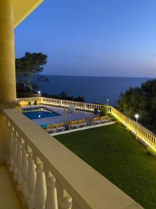 d'un balcon avec vue sur la piscine et l'océan. dans l'établissement Villa Can Pere Cala Galdana Menorca, à Cala Galdana