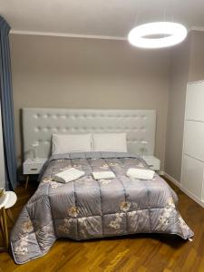 um quarto com uma cama grande e um cobertor em Dalmazia 33 em Salerno