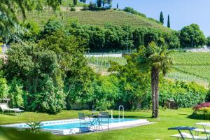 Piscina a Hotel Goldene Traube o a prop