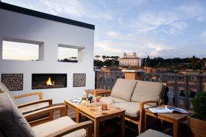 balcone con sedie e camino con vista di Portrait Roma - Lungarno Collection a Roma