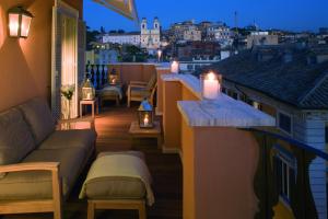 balcone con divano e vista sulla città di Portrait Roma - Lungarno Collection a Roma