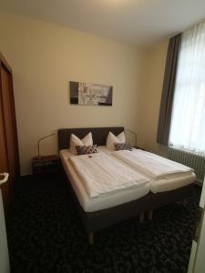 Posteľ alebo postele v izbe v ubytovaní Badhotel Bad Brückenau