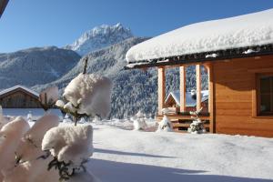 een sneeuwcabine met bergen op de achtergrond bij Alpenchalets Mair in Sesto