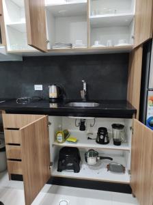 a kitchen with a stove and a counter top at Tuareg Suite Deluxe in Santa Cruz de la Sierra