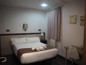 Cama ou camas em um quarto em Hostal Levante Barcelona