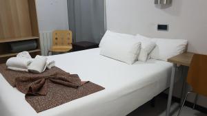 Cama ou camas em um quarto em Hostal Levante Barcelona