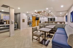 um restaurante com mesas e cadeiras e um bar em Staybridge Suites Pittsburgh Airport, an IHG Hotel em Pittsburgh