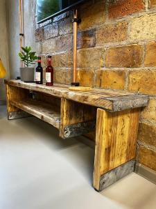 uma mesa de madeira com duas garrafas de vinho em König Albert Industrie Loft em Bitterfeld