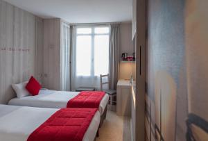 Una cama o camas en una habitación de Hôtel le 209 Paris Bercy