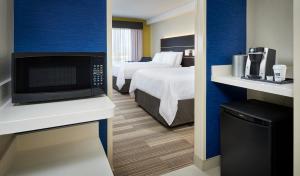 Posteľ alebo postele v izbe v ubytovaní Holiday Inn Express & Suites Windsor East - Lakeshore, an IHG Hotel