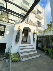 The facade or entrance of Loewys Home Tanjung Duren Jakarta Barat