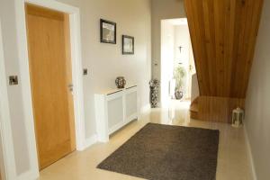 un corridoio con porta e tappeto sul pavimento di Cahermaclanchy House B&B a Doolin