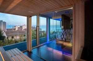 balcón con vistas al océano en Hotel Lampara, en Lignano Sabbiadoro