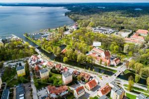 una vista aerea di una città vicino all'acqua di Hotel Zamek a Giżycko