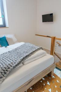 a computer keyboard sitting on top of a bed at Village Turmzimmer in Kehl am Rhein