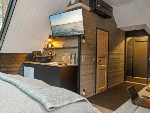 サッラにあるHoliday Home Samruam b aurora cabin by Interhomeのベッドルーム1室(シンク、壁掛けテレビ付)