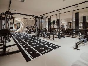 un gimnasio con cintas de correr y máquinas en una habitación en Van der Valk Hotel Middelburg, en Middelburg