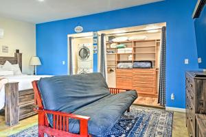 Zona d'estar a Albuquerque Studio with Shared Pool and Fire Pit!