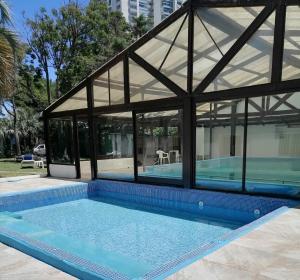 una casa con piscina frente a un edificio en Hotel Oasis, en Punta del Este