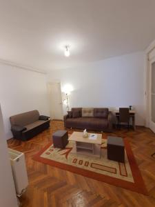 A seating area at Apartament Enescu