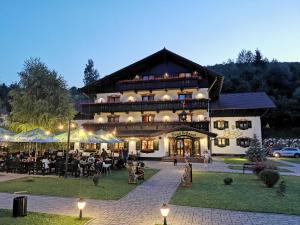 um grande edifício com pessoas sentadas fora dele em Brandeberg Pension & Restaurant em Bran