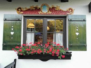 uma janela com flores numa caixa de janela em Brandeberg Pension & Restaurant em Bran