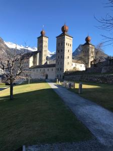 un grand château avec deux tours en haut dans l'établissement Brig City Mountain View, à Brigue