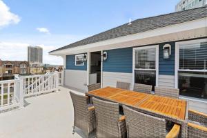 Balcony o terrace sa Renovated Beach Block 7BR North Beach Atlantic City - Steps to Beach & Casino