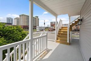 Balcony o terrace sa Renovated Beach Block 7BR North Beach Atlantic City - Steps to Beach & Casino