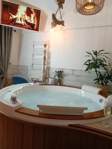 Vannas istaba naktsmītnē Le Maréchal Duplex - Appartement avec Jacuzzi - CAEN hyper Centre