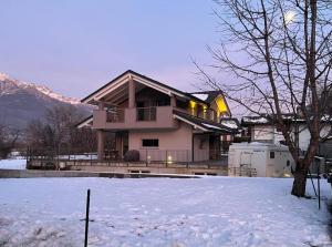 uma casa com um quintal coberto de neve em frente em Villa Kate alloggio ad uso turistico VDA Gressan 0161 em Aosta