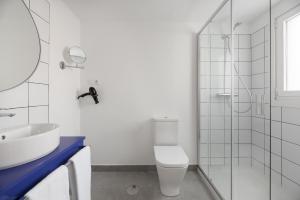 een badkamer met een toilet, een wastafel en een douche bij Exe Vigo in Vigo