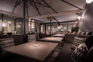 een restaurant met tafels, stoelen en ramen bij WorldHotel Casati 18 in Milaan