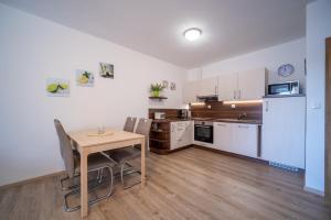 A kitchen or kitchenette at Apartmán Verča Riviera Lipno 510