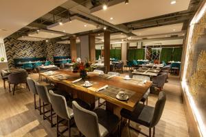 un comedor con una gran mesa de madera y sillas en Holiday Inn Toronto Downtown Centre, an IHG Hotel, en Toronto