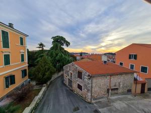 una vista aerea di una strada in una città di Sweet House and Apartment a Rovigno (Rovinj)