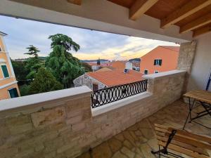 balcone con vista sulla città di Sweet House and Apartment a Rovigno (Rovinj)